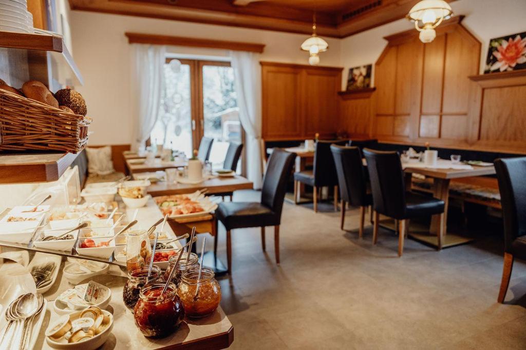 Dorfcafe Unken Hotelpension Swirtshaus Im Dorf Dış mekan fotoğraf